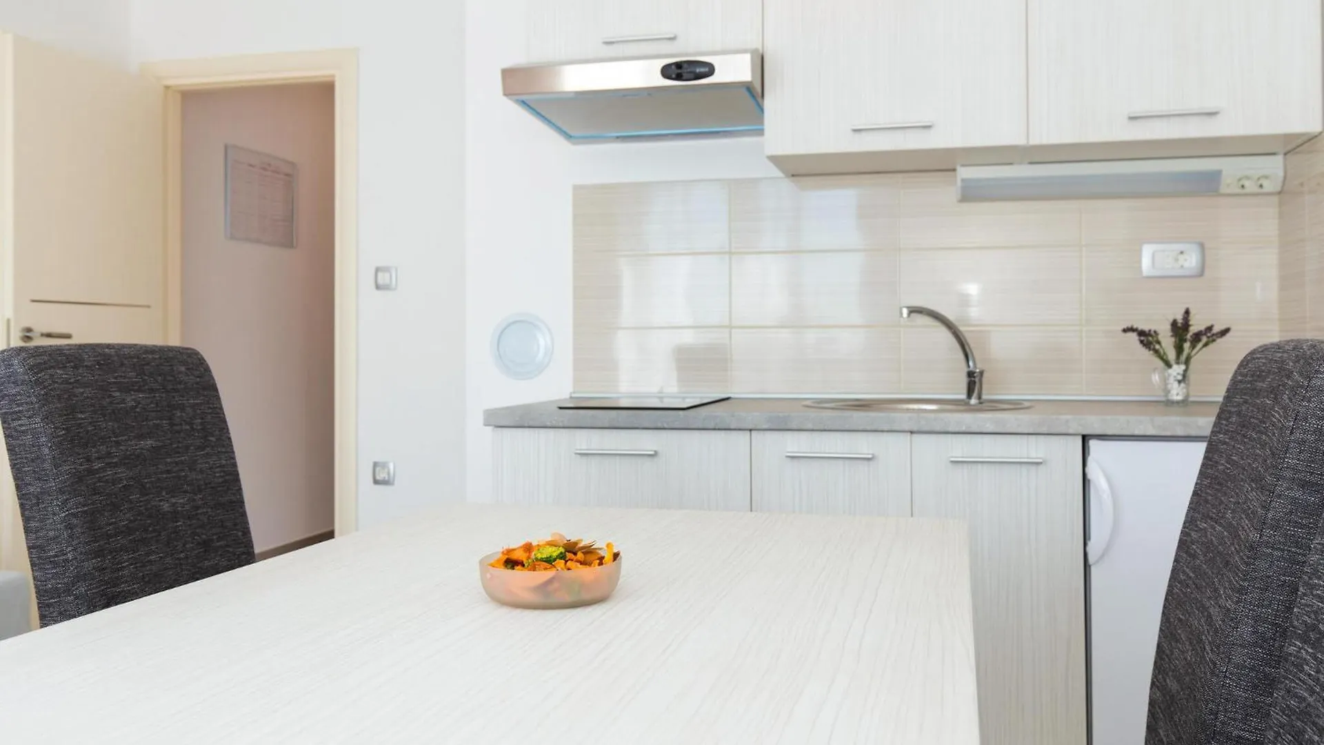 Beautiful Apartment In Krk With Kitchen 克尔克
